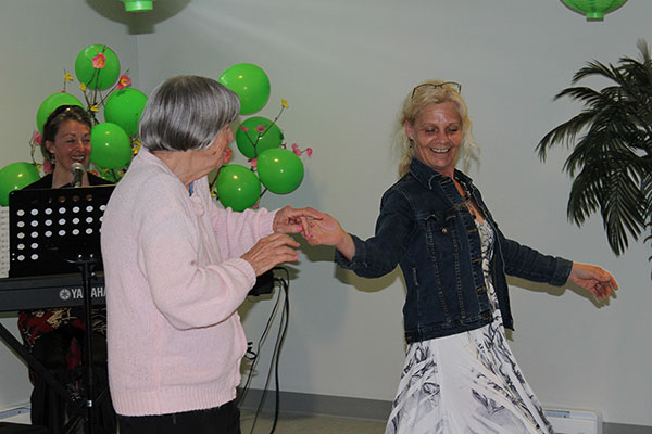 Fondation GSA activité de danse avec les résidents
